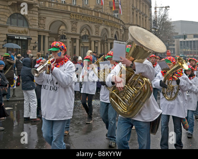 Il carnevale di Francoforte sul Meno a Kaiserplatz con il gruppo di musica MVO Foto Stock
