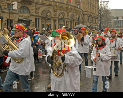 Il carnevale di Francoforte sul Meno a Kaiserplatz con il gruppo di musica MVO Foto Stock