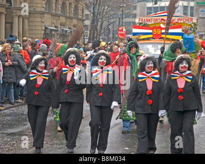 Il carnevale di Francoforte sul Meno a Kaiserplatz con cinque donne come clown Foto Stock