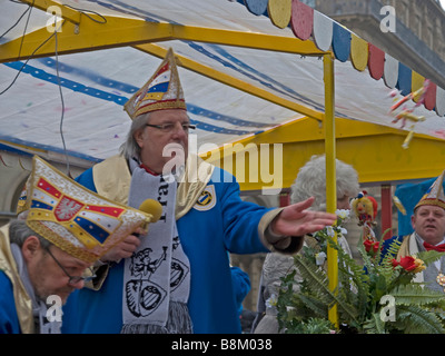 Il carnevale di Francoforte sul Meno a Kaiserplatz con carrello uno uomo gettando caramelle Foto Stock