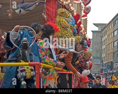 Il carnevale di Francoforte sul Meno a Kaiserplatz con carrello e tre donna dando goodies Foto Stock