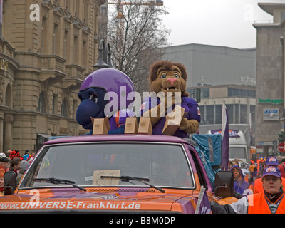 Il carnevale di Francoforte sul Meno a Kaiserplatz con l'universo auto Francoforte e due figure Foto Stock