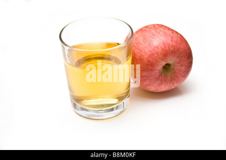 Bicchiere di succo di mela con una mela Fuji isolato su un bianco di sfondo per studio Foto Stock