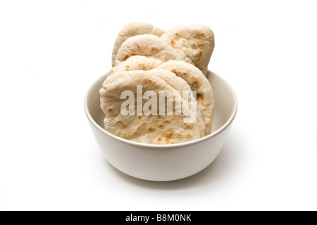 Ciotola di pita pane isolato su uno sfondo bianco studio Foto Stock