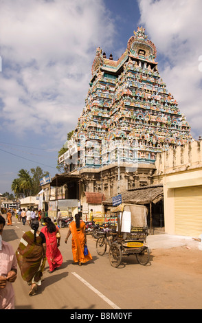 India Tamil Nadu Tiruchirappalli Sri Ranganasthwamy Tempio Aalinaadan Thiruveedhi visitatori al di sotto di 4° Gopuram Foto Stock