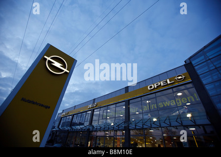 Segno Opel è visto presso una concessionaria auto a Amburgo, Germania Foto Stock