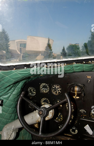 Il cockpit del Lisunov Li 2 aeroplano Foto Stock