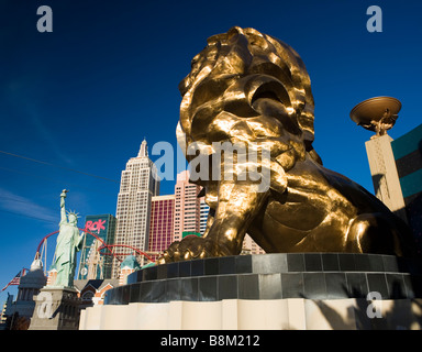 Lion dal casinò MGM guardando verso il New York New York hotel nella strip di Las Vegas, Nevada, STATI UNITI D'AMERICA Foto Stock