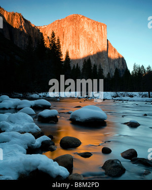 El Capitan e rocce innevate nel fiume Merced al tramonto nel Parco Nazionale di Yosemite, STATI UNITI D'AMERICA Foto Stock