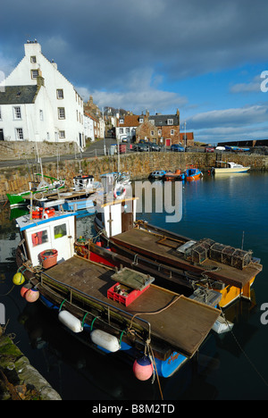 Crostacei barche in Crail Harbour, East Neuk di Fife, Scozia Foto Stock