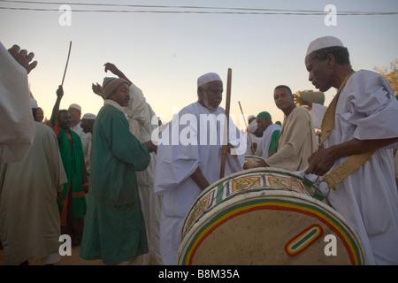 I sufi Dervish ballerini vorticoso e pregando accanto alla tomba di Hamed Al-Nil, il creatore di questo gruppo a Khartoum, Sudan, Africa Foto Stock