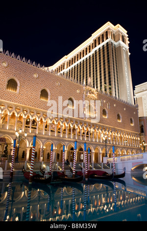 Il Venetian Hotel e Casinò di notte sulla Strip di Las Vegas, Nevada, STATI UNITI D'AMERICA Foto Stock