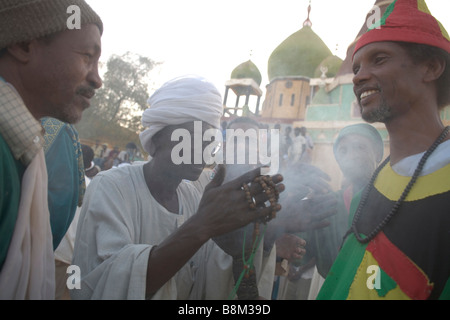 I sufi Dervish ballerini vorticoso e pregando accanto alla tomba di Hamed Al-Nil, il creatore di questo gruppo a Khartoum, Sudan, Africa Foto Stock