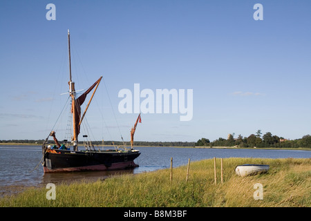 Un spritsail vittoriano chiatta a vela al di ancoraggio sul fiume Alde a Iken raggiungere Foto Stock