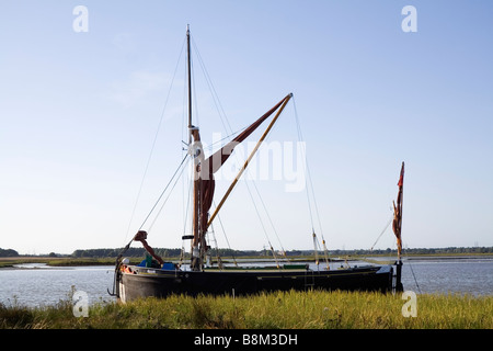 Un spritsail vittoriano chiatta a vela al di ancoraggio sul fiume Alde a Iken raggiungere Foto Stock