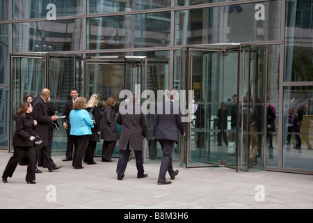 I lavoratori di entrare alla Royal Bank of Scotland uffici nella città di Londra Foto Stock