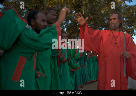 I sufi Dervish ballerini vorticoso e pregando accanto alla tomba di Hamed Al-Nil, il creatore di questo gruppo a Khartoum, Sudan, Africa Foto Stock