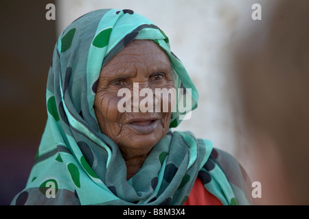 Persone in villaggio El-Ar nel 4-th Cataratta del Nilo regione in Nubia, Sudan. Area sarà allagata a causa della costruzione della diga Foto Stock