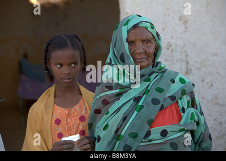 Persone in villaggio El-Ar nel 4-th Cataratta del Nilo regione in Nubia, Sudan. Area sarà allagata a causa della costruzione della diga Foto Stock