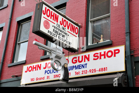 Il negozio di armi più antico di New York City, John Jovino Gun Shop a Little Italy, New York City Foto Stock