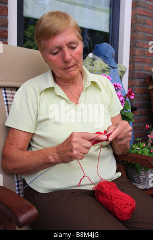Una donna è a maglia Foto Stock