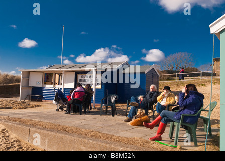 Il Gun Hill beach cafe con posti a sedere fuori in Southwold,Suffolk, Regno Unito Foto Stock