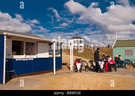 Il Gun Hill beach cafe con posti a sedere fuori in Southwold,Suffolk, Regno Unito Foto Stock