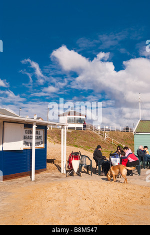 Il Gun Hill beach cafe con posti a sedere fuori in Southwold,Suffolk, Regno Unito Foto Stock