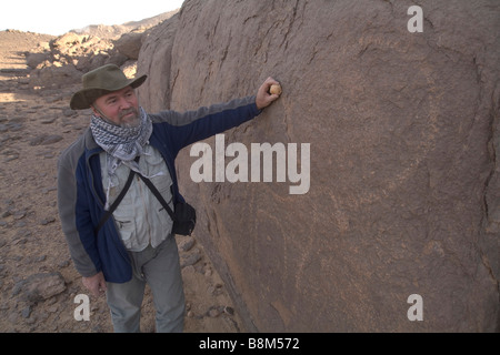 Antropologo Karol Piasecki e guida di lingua araba la visione di incisioni rupestri su deserto al quarto fiume Nilo catharact regione Nubia, Sudan Foto Stock