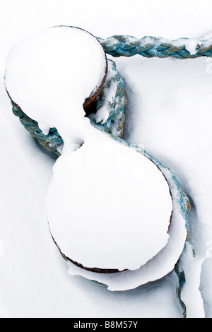 Bollard sul molo con cavo di traino fissata nel fuori stagione invernale. Foto Stock