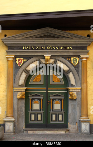 Portale di ingresso della casa rinascimentale Haus zum Sonneborn dal 1546, Erfurt, Turingia, Germania Foto Stock