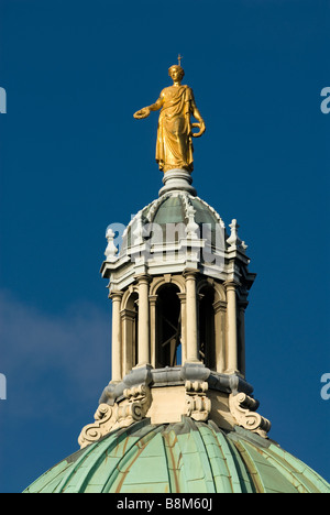 Fotografia di hbos bos hq golden girl statua sulla torre a cupola Foto Stock