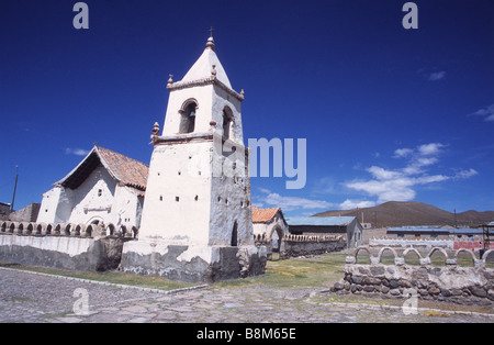 Isluga villaggio chiesa, Isluga Parco Nazionale del Cile Foto Stock