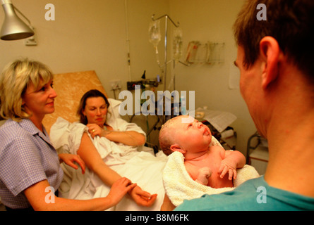 Whipps Cross Hospital di Londra 1988 un Padre tiene il suo neonato momenti dopo la sua moglie ha dato nascita Foto Stock