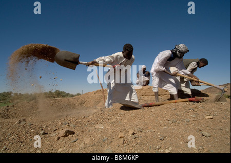 Gli scavi archeologici in Shemkhya al quarto fiume Nilo catharact regione Nubia Sudan. Rilevamenti topografici per il decimo secolo la chiesa Foto Stock