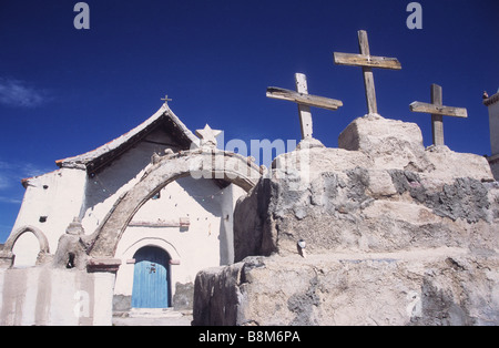 Scalinata (in forma di chakana / croce andina) con 3 croci e Isluga villaggio chiesa di ingresso, Parco Nazionale di Isluga, Cile Foto Stock