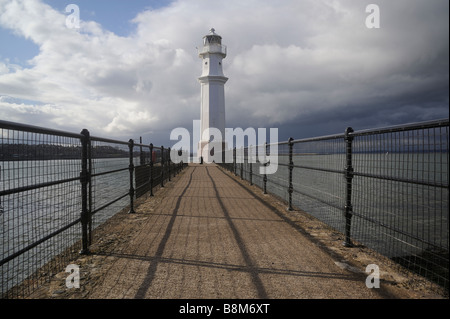 Newhaven Est del molo e il faro di Edimburgo, in Scozia su Firth of Forth Foto Stock