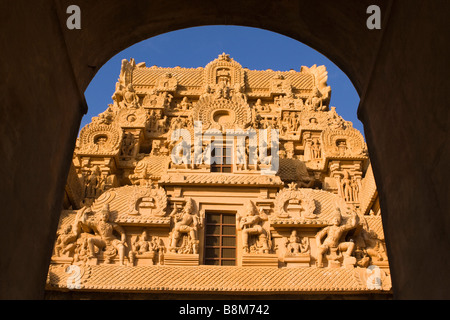 India Tamil Nadu Thanjavur Brihasdishwara tempio gopuram incorniciato da gateway arch Foto Stock