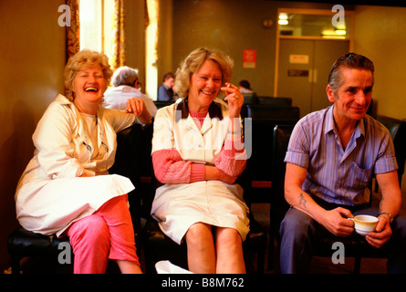 Whipp's Cross Hospital di Londra infermieri rilassarsi e ridere in mensa per il personale Foto Stock