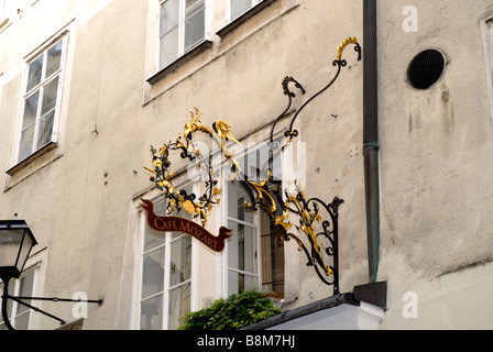 Il Getriedegasse shopping street con il suo distintivo insegne a Salisburgo in Austria Foto Stock