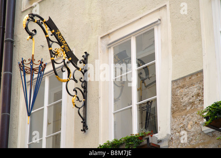 Il Getriedegasse shopping street con il suo distintivo insegne a Salisburgo in Austria Foto Stock