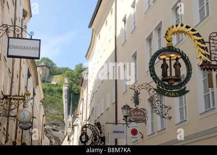 Il Getriedegasse shopping street con il suo distintivo insegne a Salisburgo in Austria Foto Stock