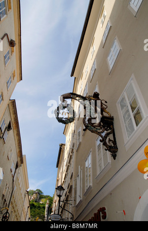 Il Getriedegasse shopping street con il suo distintivo insegne a Salisburgo in Austria Foto Stock