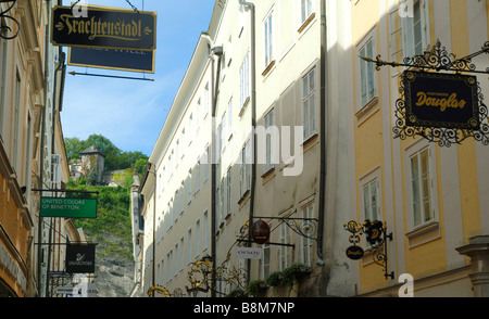 Il Getriedegasse shopping street con il suo distintivo insegne a Salisburgo in Austria Foto Stock