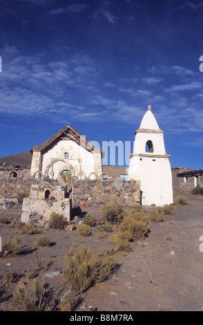 Dipinto di bianco adobe chiesa nel borgo abbandonato di Caraguano, Isluga Parco Nazionale del Cile Foto Stock