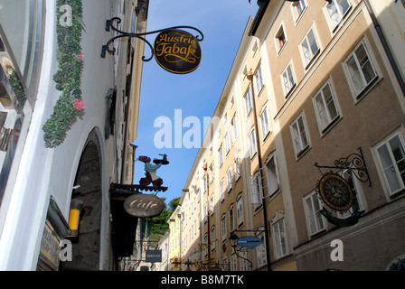 Il Getriedegasse shopping street con il suo distintivo insegne a Salisburgo in Austria Foto Stock