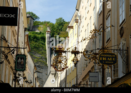 Il Getriedegasse shopping street con il suo distintivo insegne a Salisburgo in Austria Foto Stock