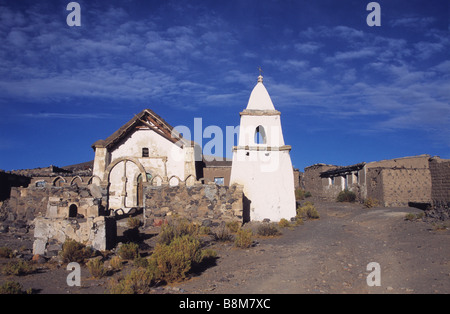 Dipinto di bianco adobe chiesa nel borgo abbandonato di Caraguano, Isluga Parco Nazionale del Cile Foto Stock