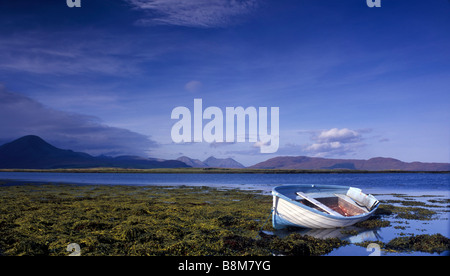 Barca a remi in appoggio sul kelp, Baia di Broadford, Isola di Skye. Scozia Foto Stock