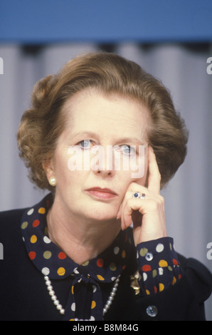 Signora Margaret Thatcher campagna elettorale del partito conservatore 1983 Midlands UK. Conferenza stampa 1980s HOMER SYKES Foto Stock